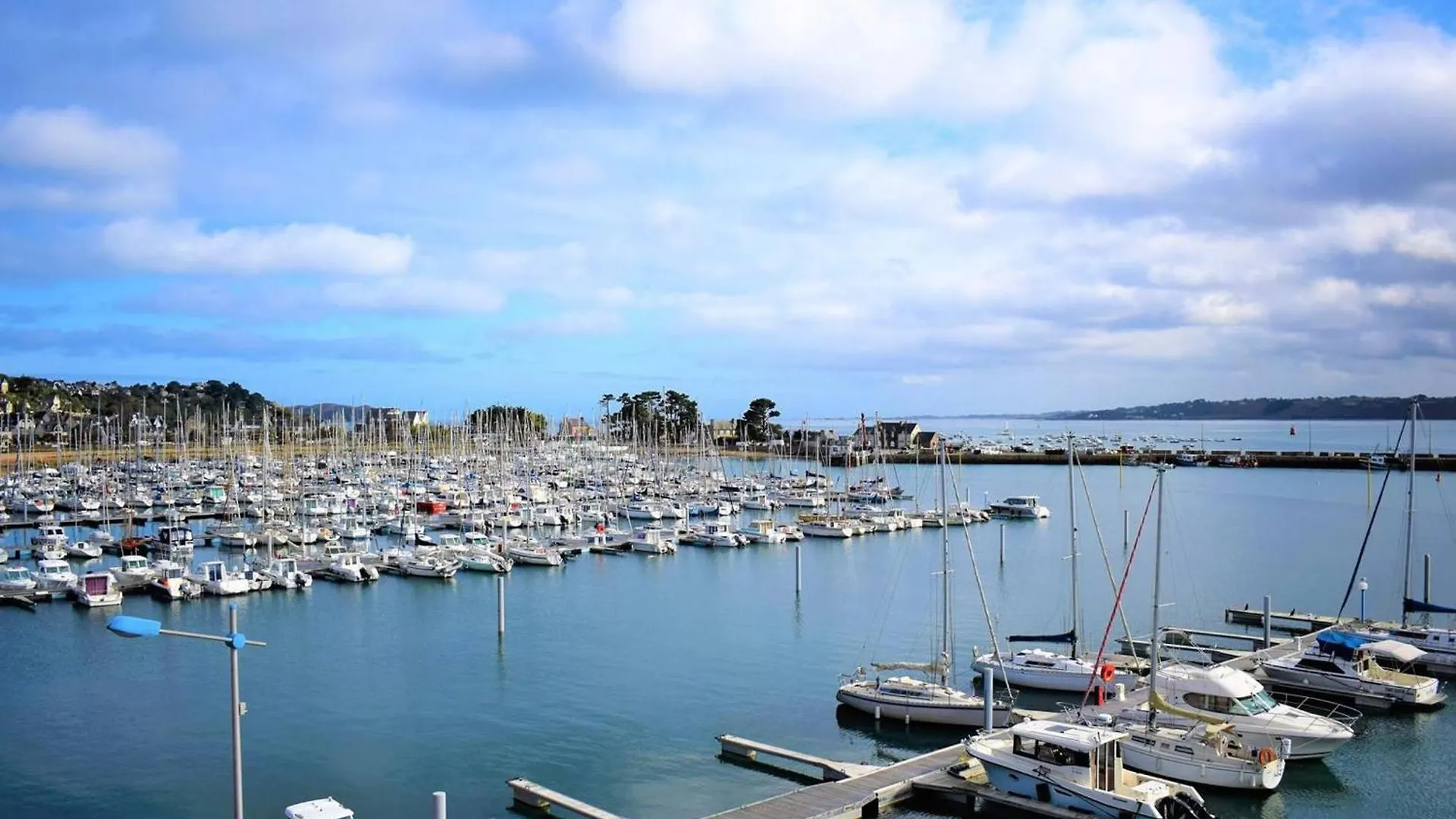 Appartement 2 Chambres Avec Vue Sur Mer Et Parking A Perros-Guirec - Fr-1-368-154 0*,  France